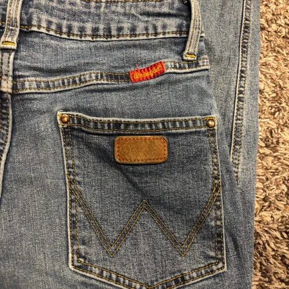 Women’s Wrangler Jeans - Picture 3 of 4